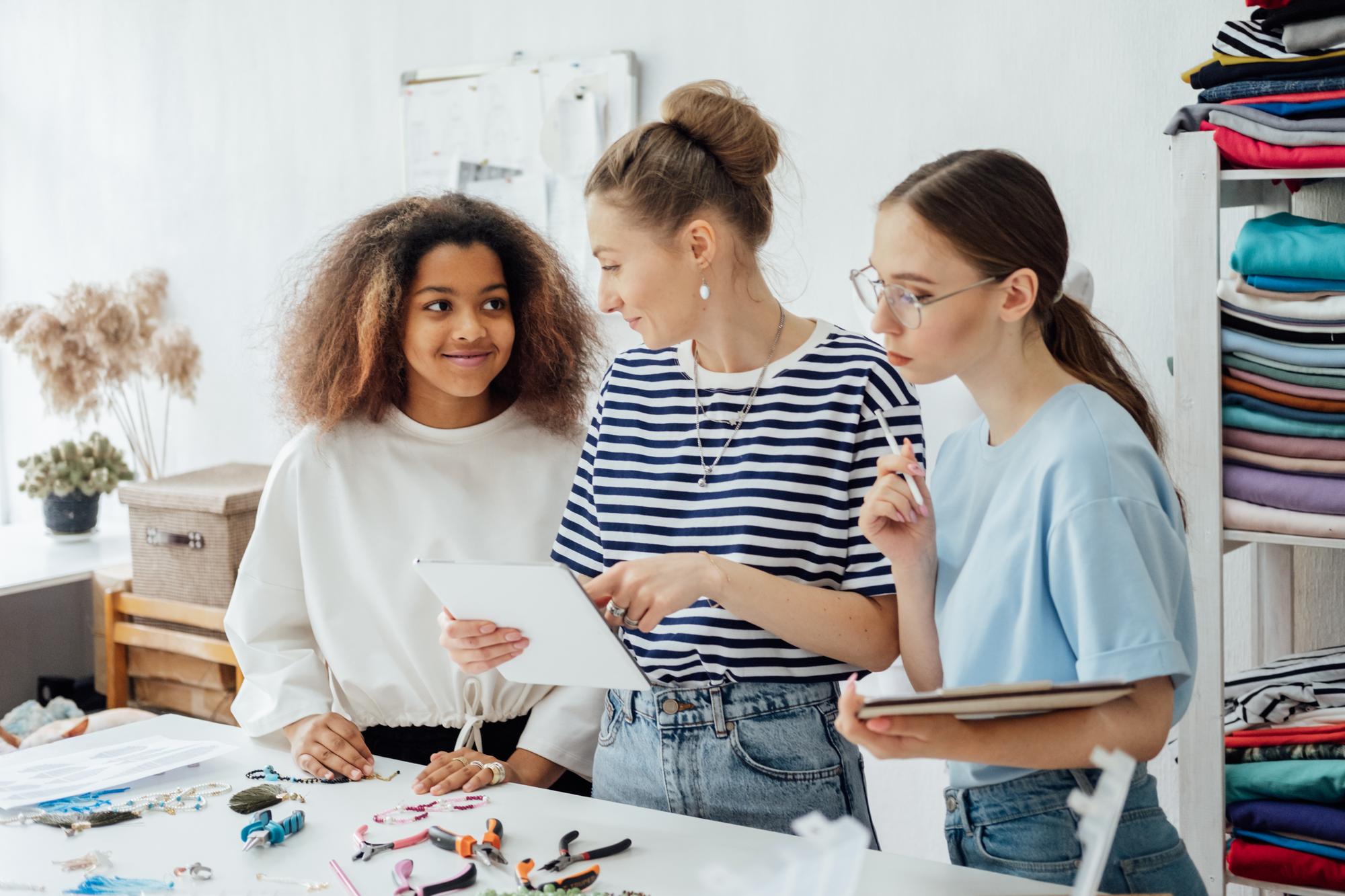 Workshop di ricamo in laboratorio