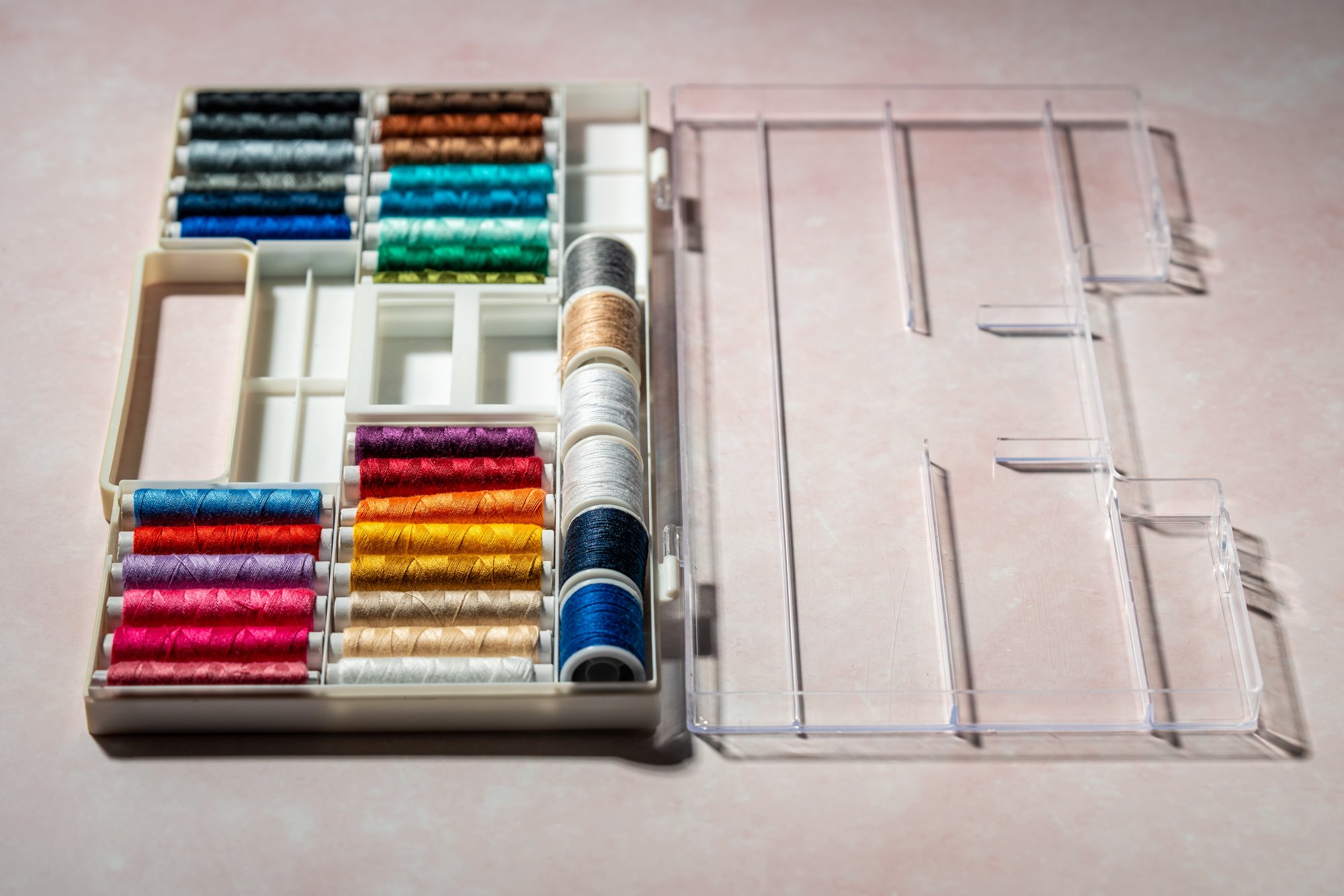 Palette di filati e schizzi di design per ricamo